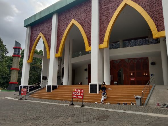SAKSI BISU: Suasana Masjid Unej yang menjadi tempat pertemuan antara Putri dengan pria yang diduga pacarnya.