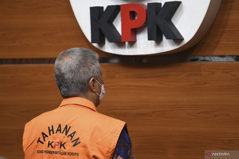Hakim Agung Mahkamah Agung (MA) Sudrajad Dimyati (kiri) saat dihadirkan dalam konferensi pers di Gedung Merah Putih, KPK, Jakarta, Jumat (23/9/2022).
