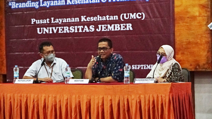 BERI PAPARAN: Rektor Universitas Jember Iwan Taruna (tengah) saat memberikan paparan di kegiatan Focus Group Discussion (FGD) bertema Branding Layanan Kesehatan dan Promosi Layanan (16-17/9) kemarin.
