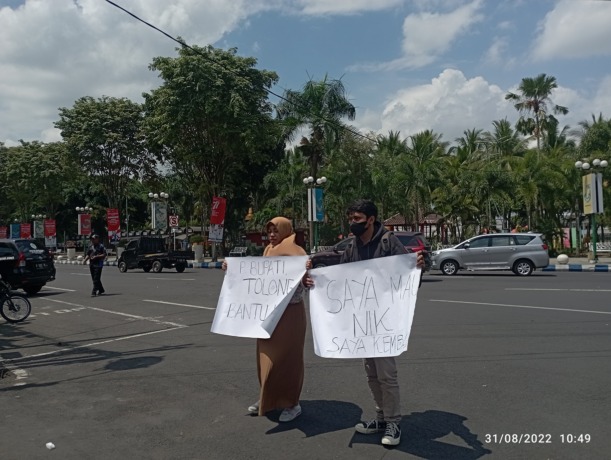 DEMI HAK: Ahmad Sam’ani bersama kakaknya, Azizatul Maulidah, melakukan aksi di depan Pendapa Wahyawibawagraha, karena NIK miliknya dipakai orang lain, kemarin.