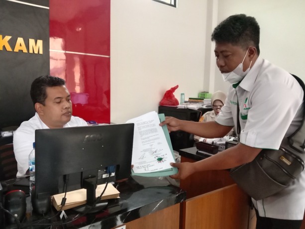SERAHKAN SK: Ketua HKTI Jember saat menyerahkan SK kepengurusan kepada Satintelkam Polres Jember, kemarin (5/9).