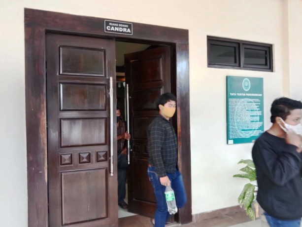 SIDANG : Suasana Pengadilan Negeri (PN) Jember. Didalamnya, digelar sidang kasus penganiyaan anak yang menyebabkan siswa SMKN 2 Jember meninggal dunia.