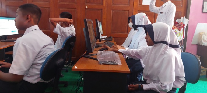 AKHIRNYA BISA: Puluhan siswa SMPN 1 Kalisat saat mengikuti simulasi ANBK di ruang komputer sekolah, kemarin.