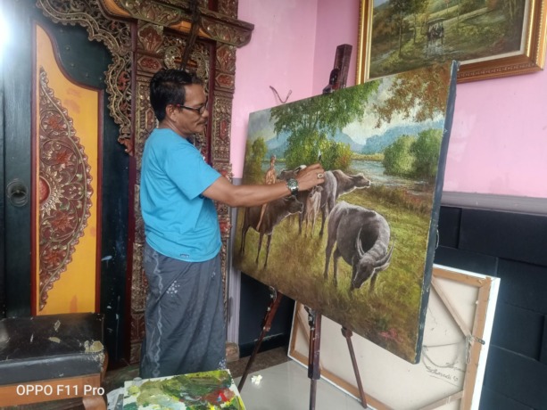 MANTAN CAMAT: Susmiadi, pelukis Jember yang menghasilkan banyak karya indah. Baginya, menggambar maupun mewarnai banyak memberi manfaat bagi anak-anak.