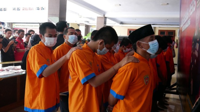 JERUJI BESI: Para pengedar narkoba yang diamankan Polres Lumajang. Sejak awal tahun ada sekitar 106 pelaku yang ditangkap.
