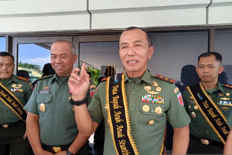 Caption Foto :  Pangdam XIV/Hasanuddin Mayjen TNI Totok Imam Santoso disela pengukuhan sebagai Bapak Asuh Anak Stunting (BAAS) oleh Kepala Deputi Balitbang BKKBN M Rizal M Damanik  di Balai Manunggal, Makodam Hasanuddin, Makassar, Selasa (13/9/2022).