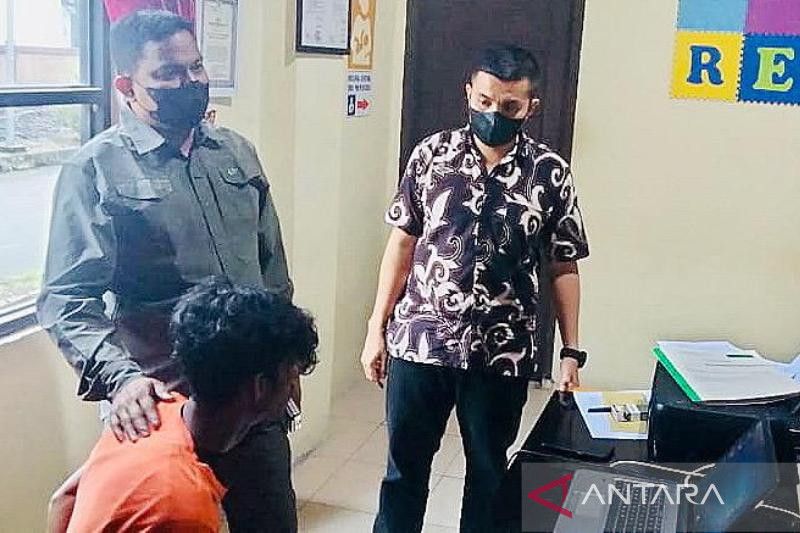 Caption Foto :  Kasat Reskrim Polres Nagan Raya, Polda Aceh AKP Machfud didampingi KBO Reskrim Ipda Munawir memperlihatkan seorang terduga pelaku pelecehan seksual terhadap anak usia di bawah umur, saat diamankan di mapolres setempat, Kompleks Perkantoran