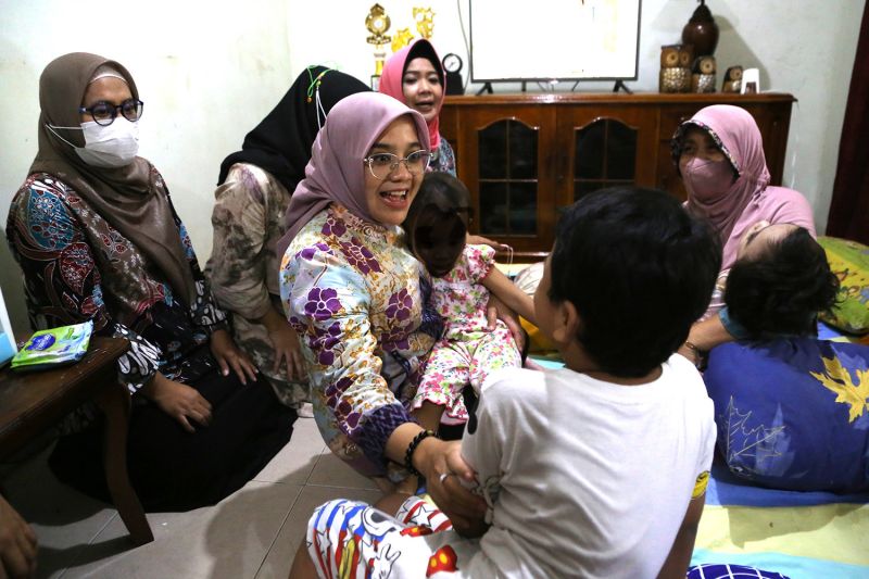 Caption Foto :  Ketua Tim Penggerak Pemberdayaan Kesejahteraan Keluarga (TP PKK) Surabaya Rini Indriyani saat mendatangi balita penderita cerebral palsy (lumpuh otak), LZ usia 4 tahun, di kediamannya Jalan Kebraon Praja, Kelurahan Kebraon, Kecamatan Karan