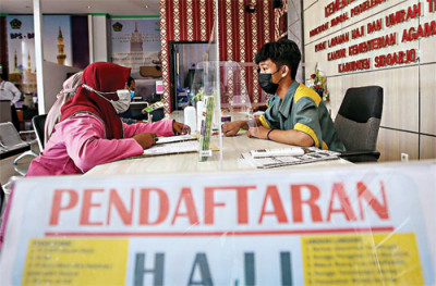 Caption:Warga saat mendaftar haji ke kantor Kemenag Sidoarjo beberapa waktu lalu, animo warga kota bertajuk Deltras untuk mendaftarka diri naik naji cukp tinggi.