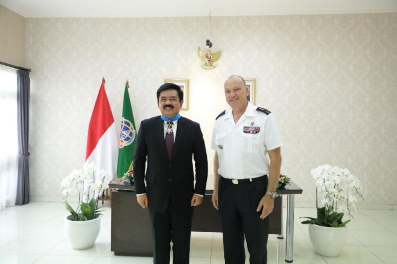Menteri Agraria dan Tata Ruang/Kepala Badan Pertanahan Nasional (ATR/BPN) Hadi Tjahjanto menenerima penghargaan “Commander of the National Order of Merit” dari Wakil Kepala Staf Angkatan Udara Prancis, Lt. General Frédéric Parisot.