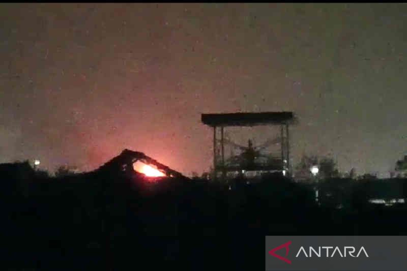 Caption Foto :  Tangkapan layar- Suasana kebakaran di PV Valve Tangki 107 Integrated Terminal Balongan, Kabupaten Indramayu, Jawa Barat, Rabu (7/9/2022).