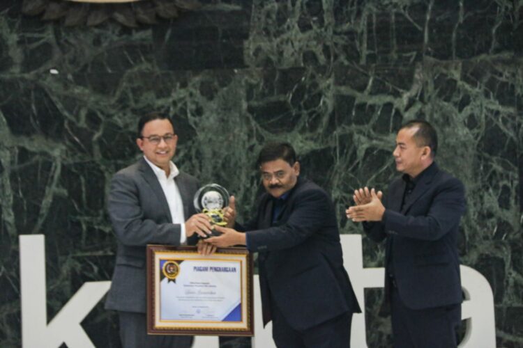 Caption: Anies Baswedan Gubernur DKI Jakarta menerima piagam PWI Jaya Award dari Persatuan Wartawan Indonesia (PWI) Jaya sebagai bentuk kepedulian dan kontribusi terhadap kebebasan pers di Jakarta.