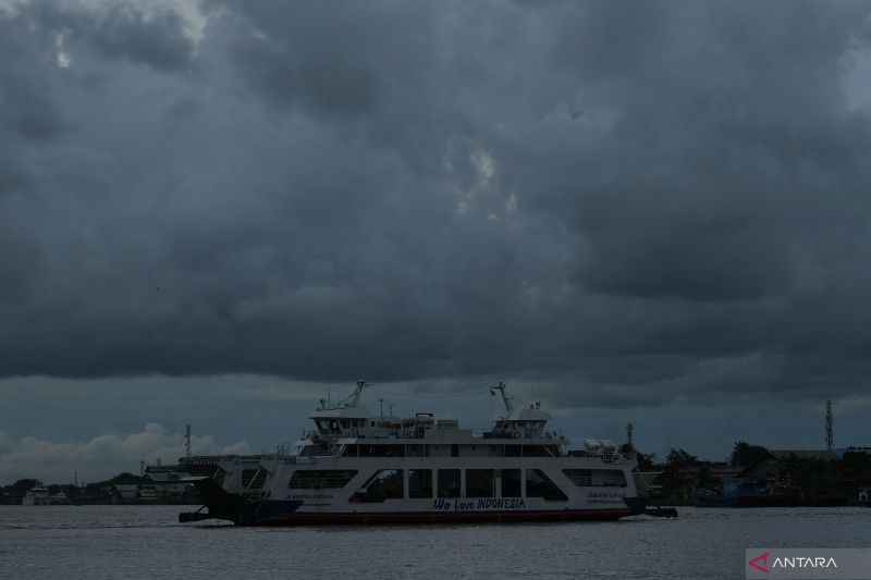 Caption Foto :  Sebuah kapal feri penyeberangan melintas di Sungai Kapuas yang diselimuti cuaca mendung di Pontianak, Kalimantan Barat, Senin (12/9/2022). ANTARA FOTO/Jessica Helena Wuysang/wsj.