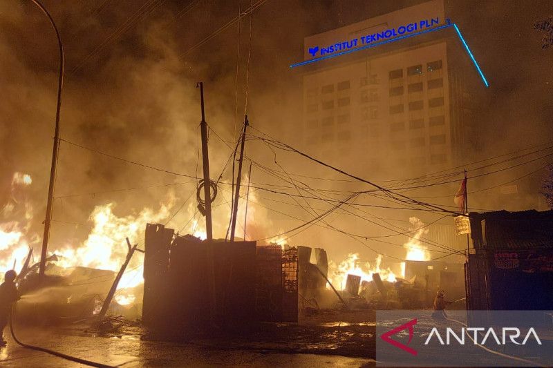 Caption Foto :  Kebakaran lapak di kawasan Cengkareng, Jakarta Barat, Rabu (14/9/2022)