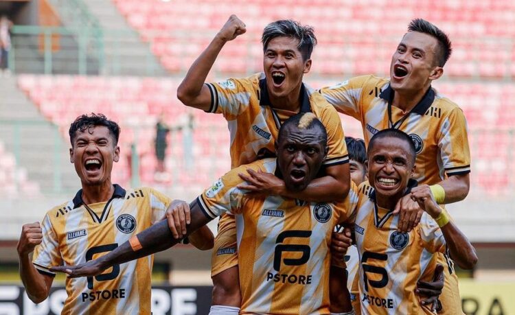 Caption: Para pemain FC Bekasi City merayakan gol yang dicetak Herman Dzumafo ke gawang Gresik United.