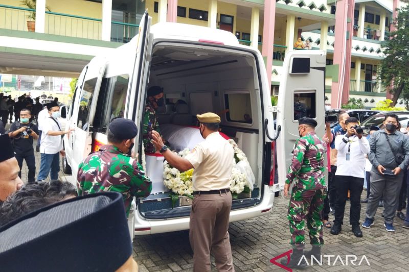 Mobil ambulans yang membawa peti jenazah Prof Azyumardi Azra diberangkatkan dari Auditorium Harun Nasution UIN Syarif Hidayatullah Jakarta ke Taman Makam Pahlawan (TMP) Kalibata, Jakarta, Selasa (20/9/2022).