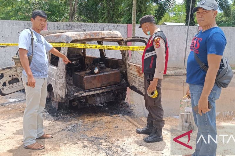 Mobil yang terbakar di lokasi SPBU mini di Sungai Gelam, Kabupaten Muaro Jambi.