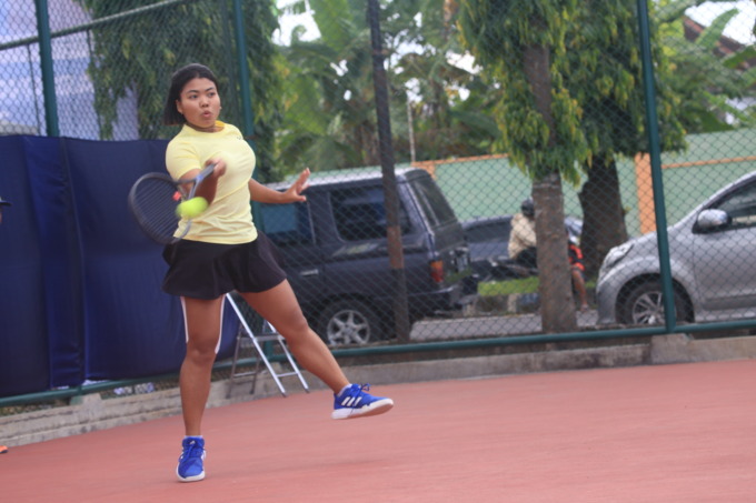 TETAP MAKSIMAL: Chofifah Indar Paraswati, petenis belia Jember, ketika bertanding dalam Porprov 2022 Jember, beberapa bulan lalu.
