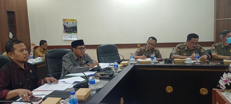 DALAM PEMBAHASAN: Uji Publik Raperda Tibumtram Linmas di Ruang Banmus DPRD Jember, Senin (26/7). Raperda ini menjadikan Pol PP Jember sebagai ujung tombak.