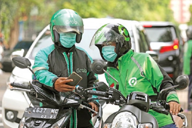 Caption: Ilustrasi pengemudi ojek online tengah melihat order yang masuk dari pelanggan, hari ini pemerintah bakal mengumumkan kenaikan tarif ojol pasca kenaikan harga bahan bakar minyak (BBM).