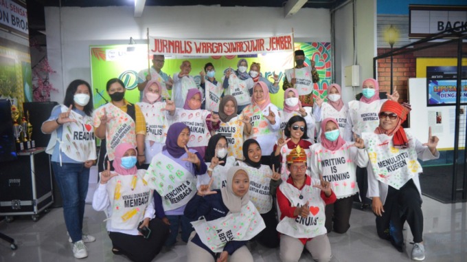 GELORAKAN LITERASI: Jurnalis Warga Suwar Suwir Jember saat foto bersama seusai peragaan busana bertajuk fashion literasi di salah satu pusat perbelanjaan di Jember, kemarin (31/8).