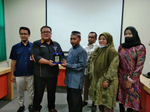 PENGEMBANGAN POTENSI: Penyerahan mahasiswa penerima beasiswa Aceh Carong 2022 oleh BPSDM Aceh kepada Polije. Prosesi itu berlangsung di Gedung Asih Asah Asuh Polije, Rabu (31/8).