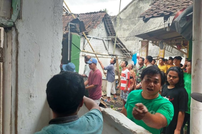 SALING BANTU: Warga bergotong royong membantu memadamkan api yang membakar rumah Kholifah, warga Dusun Krajan, Desa Wonojati, Kecamatan Jember, Jember, siang kemarin (31/8).