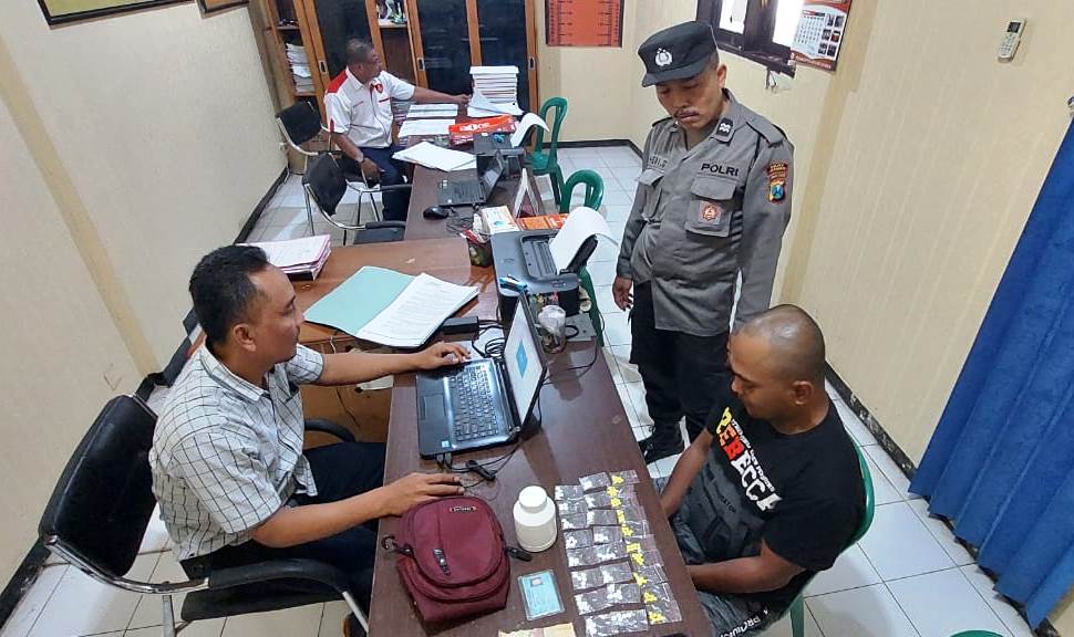 TAK BERKUTIK: Penyidik Polsek Wuluhan, Jember, tengah meminta keterangan Reki Rudianto alias Pendek, pengedar okerbaya.