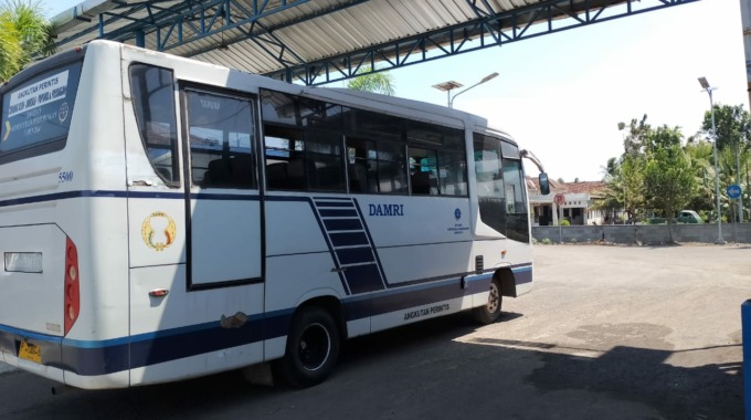BUKA JALUR: Bus perintis trayek Terminal Ambulu, Jember menuju Lumajang via JLS.