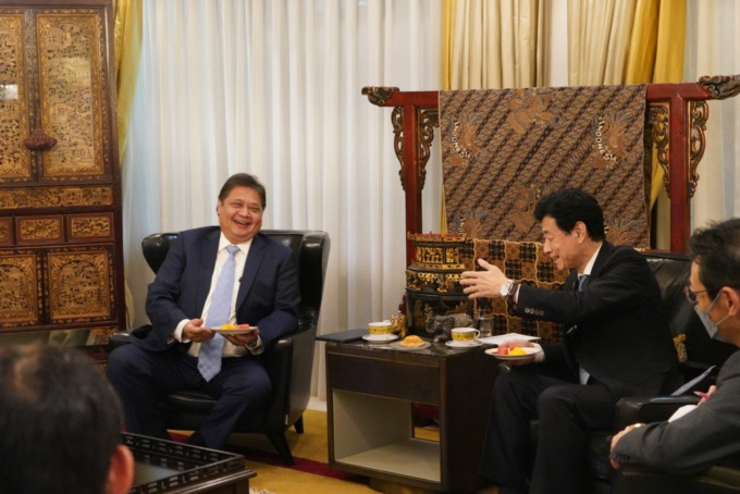 SINERGI: Menko Bidang Perekonomian Airlangga Hartarto bertemu dengan Menteri Energi, Perdagangan dan Industri Jepang (METI) Nishimura Yasutoshi di Jakarta, Sabtu (3/9).