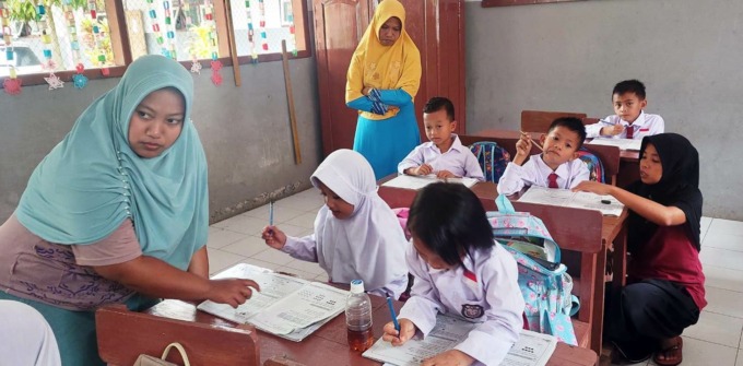 IKUT BELAJAR: Tiga perempuan menunggu anaknya yang sedang belajar di SDN Badean 01, Kecamatan Bangsalsari, Jember.