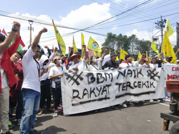SAMPAIKAN ASPIRASI: Ratusan mahasiswa di Jember ketika menggelar demonstrasi menolak kenaikan harga BBM di gedung DPRD Jember, hari ini (6/9).