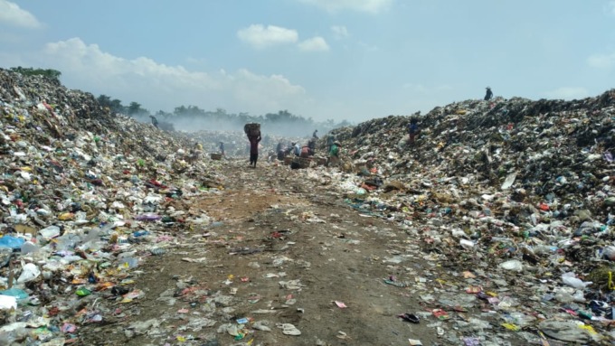 MASIH BERASAP: Kondisi TPA Pakusari pascakebakaran medio Agustus lalu. Meski sudah padam, namun hingga kini, asap masih terlihat di lokasi bekas titik api.