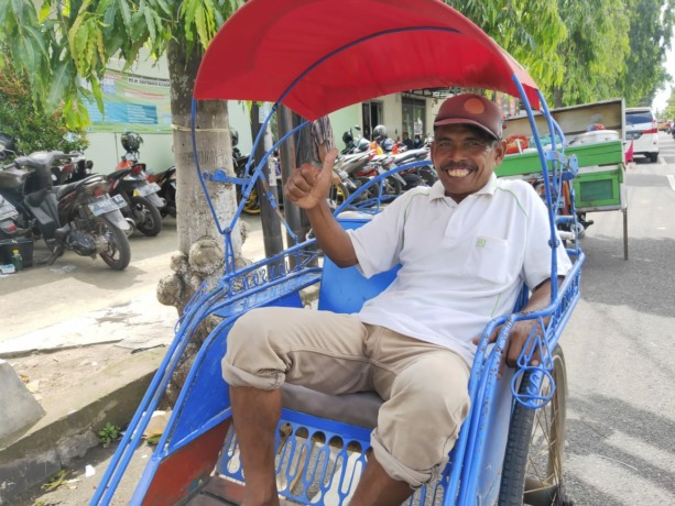 SEMANGAT: Suyono, pengayuh becak di Jember yang sudah tiga dekade menekuni pekerjaannya.