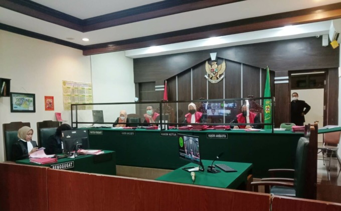 MEJA HIJAU: Suasana sidang kasus pencurian uang di PN Jember. Terdakwa mengaku uang hasil mencuri tersebut digunakan untuk biaya operasi istrinya yang sedang sakit.