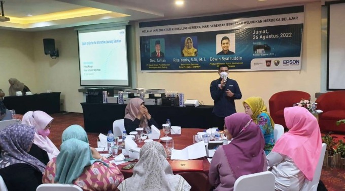 CANGGIH: Suasana kegiatan sosialiasi kurikulum merdeka. Agenda ini hasil kerjasama PT Epson Indonesia, Yayasan DEK dan Disdikbud Kota Padang.