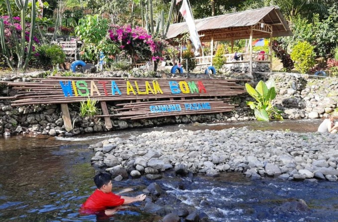 ALAMI: Salah seorang pengunjung mandi di aliran sungai Wisata Agro Boma Gunung Pasang di Kecamatan Panti, Jember.