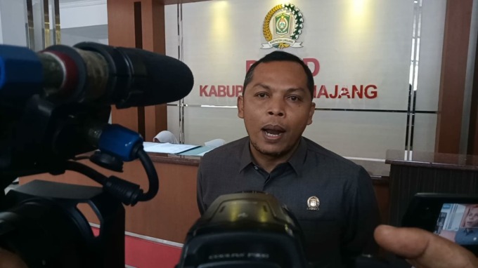 MUNDUR: Anang Akhmad Syaifuddin ditemui di Kantor DPRD Lumajang setelah mengajukan pengunduran diri dari Ketua DPRD Lumajang saat rapat paripurna tadi pagi.