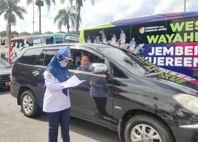 LAYAK JALAN: Petugas Dishub Jember seusai melakukan uji emisi kendaraan dinas. Kegiatan itu berlangsung di depan kantor Pemkab Jember, Senin (13/9).