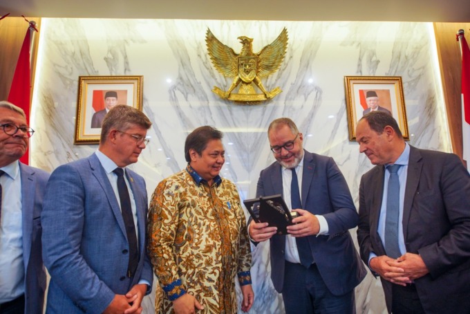 SINERGI: Menko Bidang Perekonomian Airlangga Hartarto menggelar pertemuan dengan Delegasi Komisi Luar Negeri, Pertahanan dan Angkatan Bersenjata pada Senat Republik Prancis, Selasa (13/9).
