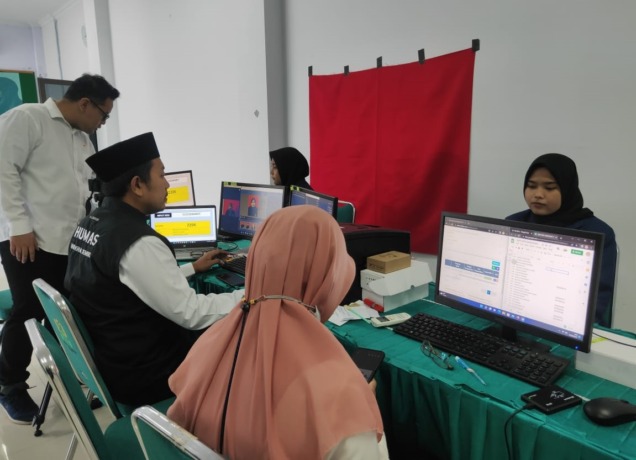 KILAT: Proses pembuatan KTM di UIN KHAS Jember, Rabu (14/9). Kini, layanan pembuatan kartu identitas mahasiswa itu cukup singkat. Hanya butuh waktu tiga menit.