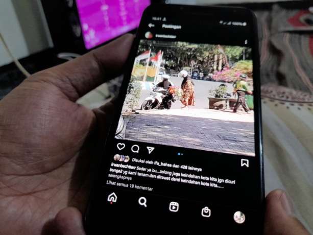 JANGAN DITIRU: Unggahan Wakil Bupati Bondowoso Irwan Bachtiar Rahmat yang memperlihatkan ibu-ibu mencuri bunga di alun-alun.