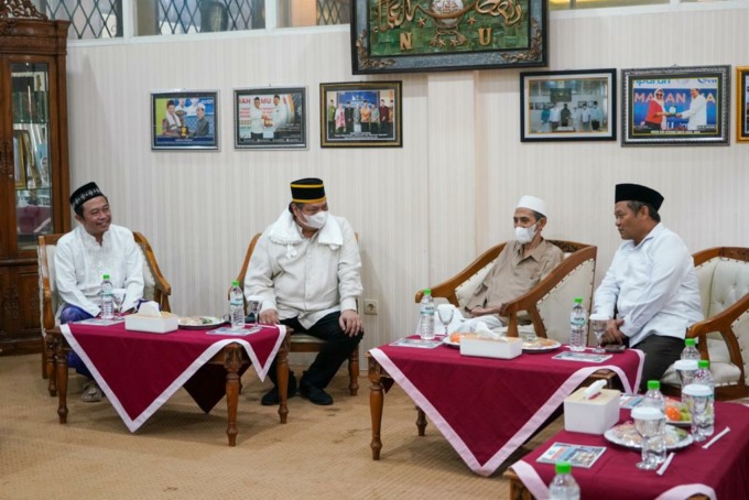 SILATURAHMI: Menko Airlangga saat bertemu dengan Pengasuh Ponpes Nurul Jadid KH Moh Zuhri Zaini dan beberapa pengurus ponpes lainnya, Rabu (14/9).