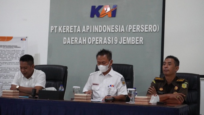 BERI PENJELASAN: Vice President PT KAI Daop 9 Jember Broer Rizal (tengah), bersama Kejari Jember saat mengelar konferensi pers terkait penyelesain masalah aset perusahaan PT KAI Daop 9 Jember, Rabu (14/9).
