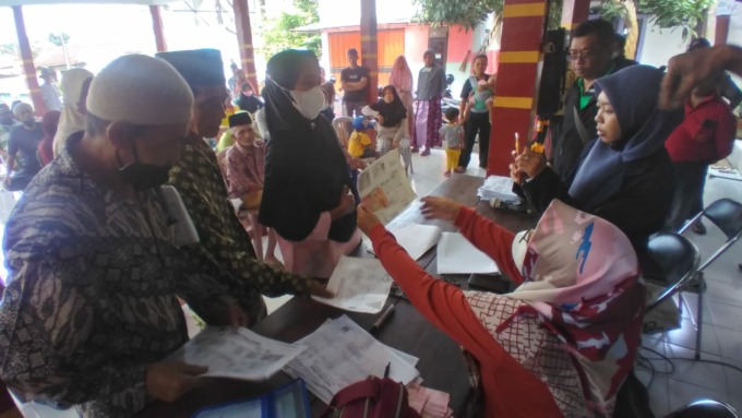 ANTRE: Suasana penyaluran BLT di Kelurahan Gebang, Kecamatan Patrang, Jember, oleh para petugas dari dinas sosial, Jumat (16/9).