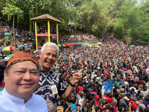 MERAWAT BUDAYA: Menko Bidang Perekonomian Airlangga Hartarto bersama Gubernur Jawa Tengah Ganjar Pranowo, saat menghadiri perayaan tradisi Yaa Qowiyyu di Jatinom, Klaten, Jawa Tengah, Jumat (16/9).