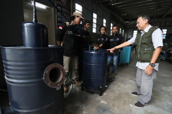 INOVATIF: Dosen Pembimbing bersama Mahasiswa Jurusan Teknik melakukan uji coba proyek pembuatan limbah plastic menjadi BBM Alternatif