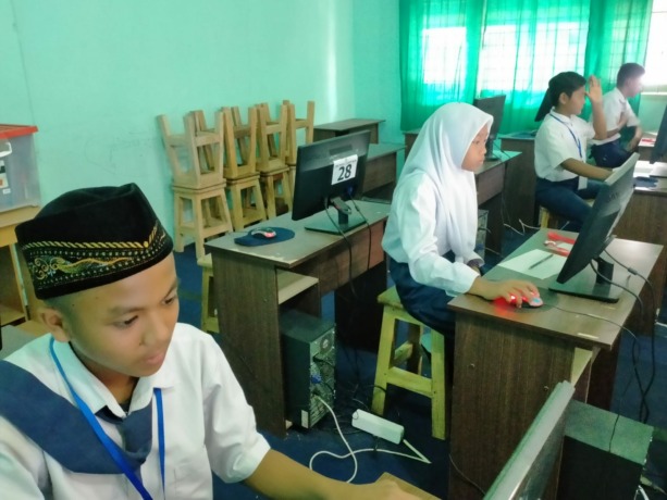 MINIM SARANA: Siswa SMPN 4 Tempurejo, Jember, ketika mengikuti ANBK di SMP PGRI 3 Tempurejo.