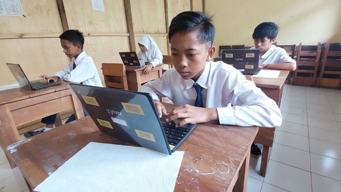 SERIUS: Siswa SMPN 5 Silo ketika mengerjakan soal ANBK. Mereka terkendala jaringan internet sehingga membutuhkan waktu lebih untuk menyelesaikan soal.