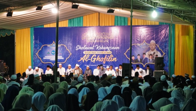 KHIDMAT: Ribuan mahasiswa dan masyarakat umum semangat melantunkan salawat dalam kegiatan Sholawat Kebangsaan, Selasa (20/09) malam.